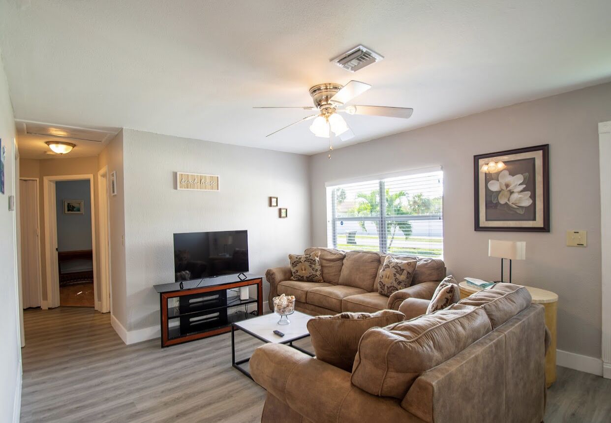1 mile to beach! Close To Atlantic Ave! Pet friendly! Private Parking 4 cars!