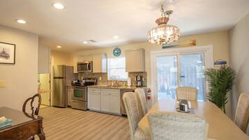 Jääkaappi, mikroaaltouuni, uuni, liesi