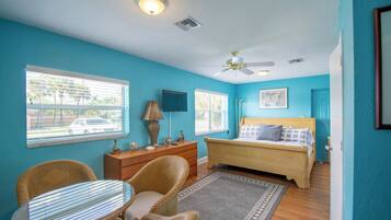 4 makuuhuonetta, työpöytä, silitysrauta/-lauta, vauvan matkasänky