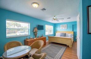 4 habitaciones, escritorio y tabla de planchar con plancha