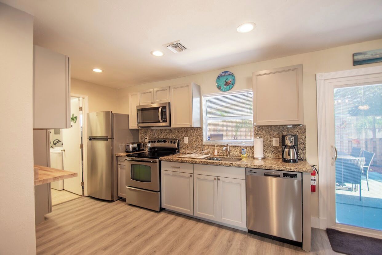 Køleskab, mikrobølgeovn, ovn, kogeplade