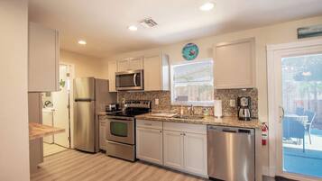 Køleskab, mikrobølgeovn, ovn, kogeplade