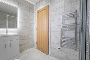 Apartment, 1 Bedroom | Bathroom | Shower, towels