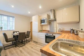 Appartement, 1 slaapkamer | Privékeuken | Een koelkast/vriezer, een magnetron, een oven, een waterkoker
