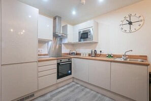 Apartment, 1 Bedroom | Private kitchen | Full-size fridge, microwave, oven, electric kettle