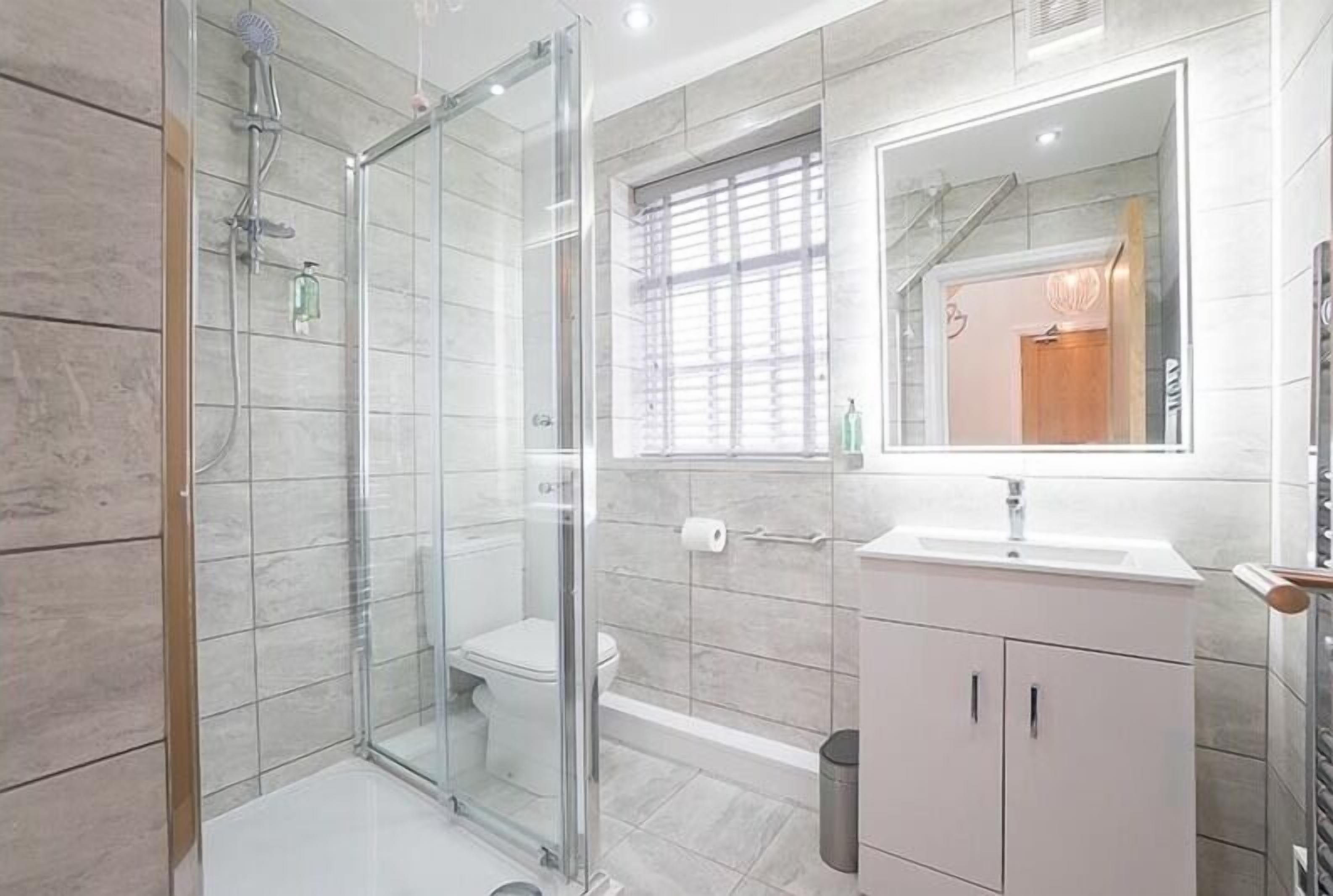 Lägenhet - 1 sovrum | Badrum | Dusch och handdukar