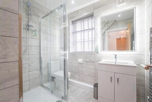 Apartment, 1 Bedroom | Bathroom | Shower, towels