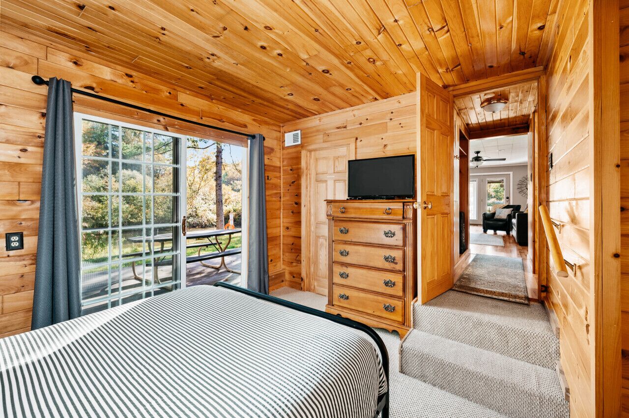 3 chambres, bureau, fer et planche à repasser, lit parapluie