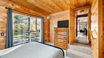 3 bedrooms, desk, iron/ironing board, travel crib