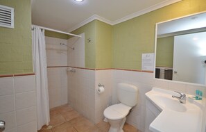 Shower, towels - Riverview Holiday Waterfront Apt 2 -Ground Floor - Kalbarri, WA (Kalbarri)