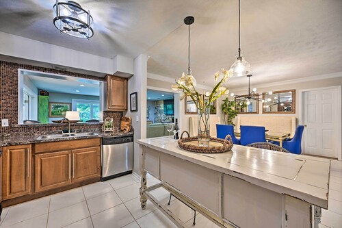 Game Room & Pool: Huge Lutz Family Retreat