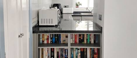 Kühlschrank, Mikrowelle, Ofen, Wasserkocher mit Kaffee-/Teezubehör