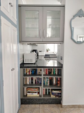 Een koelkast, een magnetron, een oven, een koffiezetapparaat/waterkoker