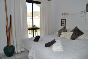 2 slaapkamers, een strijkplank/strijkijzer, gratis wifi, beddengoed