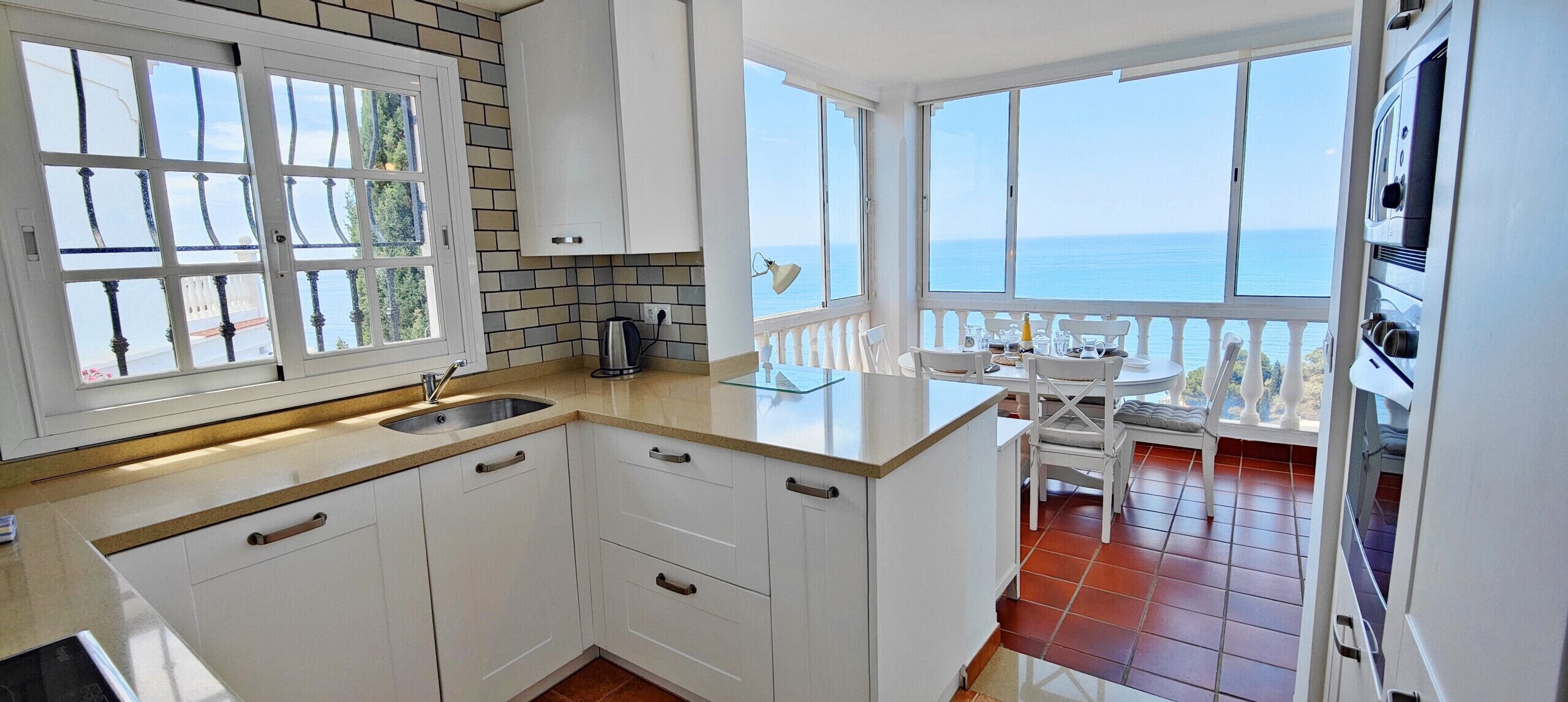 Frigorífico, microondas, horno y lavavajillas