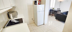 Frigorífico, microondas, horno y hervidor eléctrico