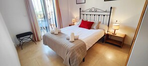 2 slaapkamers, een strijkplank/strijkijzer, gratis wifi, beddengoed