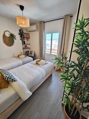 2 slaapkamers, een strijkplank/strijkijzer, gratis wifi, beddengoed