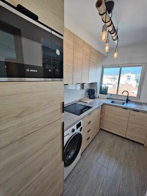 Een koelkast, een magnetron, een oven, een vaatwasser