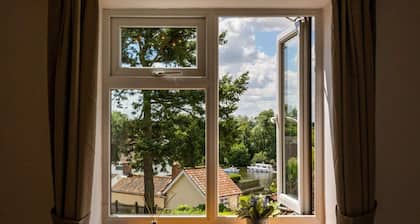 Exclusive Cottage - Hot Tub - Pets OK - In Norfolk Broads
