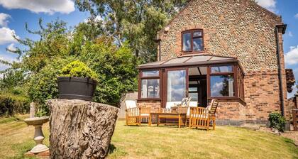 Exclusive Cottage - Hot Tub - Pets OK - In Norfolk Broads