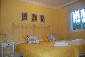 3 slaapkamers, een strijkplank/strijkijzer, gratis wifi, beddengoed