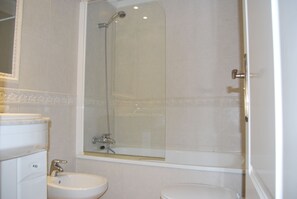 Baignoire, sĂšche-cheveux, serviettes fournies