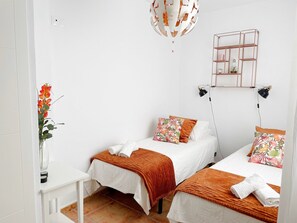 3 slaapkamers, een strijkplank/strijkijzer, gratis wifi, beddengoed