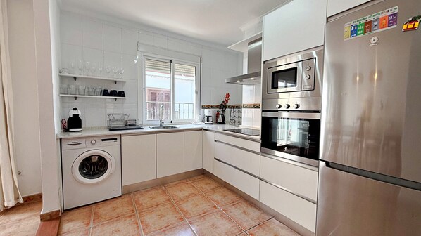 Fridge, microwave, oven, coffee/tea maker - AP309 - Colon Atíco (Nerja)