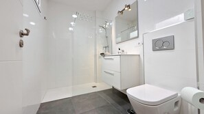 Een douche, een haardroger, handdoeken