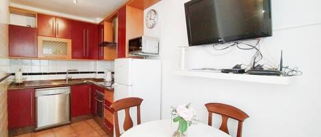 Kühlschrank, Mikrowelle, Ofen, Geschirrspüler