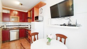 Een koelkast, een magnetron, een oven, een vaatwasser