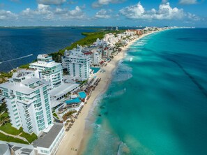 On the beach, sun-loungers, beach towels - Suite Deluxe, Cerca de las Olas, Vista al mar (Cancún)