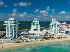 On the beach, sun-loungers, beach towels - Suite Deluxe, Cerca de las Olas, Vista al mar (Cancún)