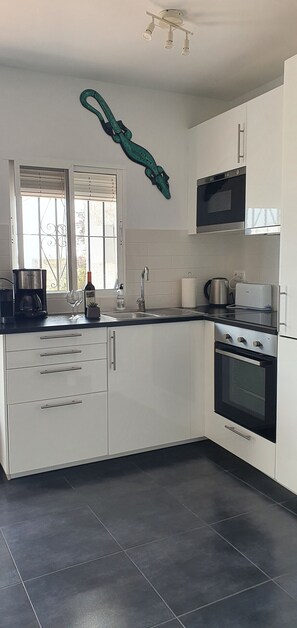 Réfrigérateur, micro-ondes, four, cafetière/bouilloire