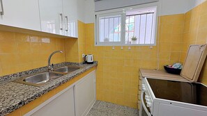 Fridge, microwave, oven, coffee/tea maker - AP370 - Bahia (Nerja)