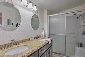 Kostenlose Toilettenartikel, Haartrockner, Handtücher