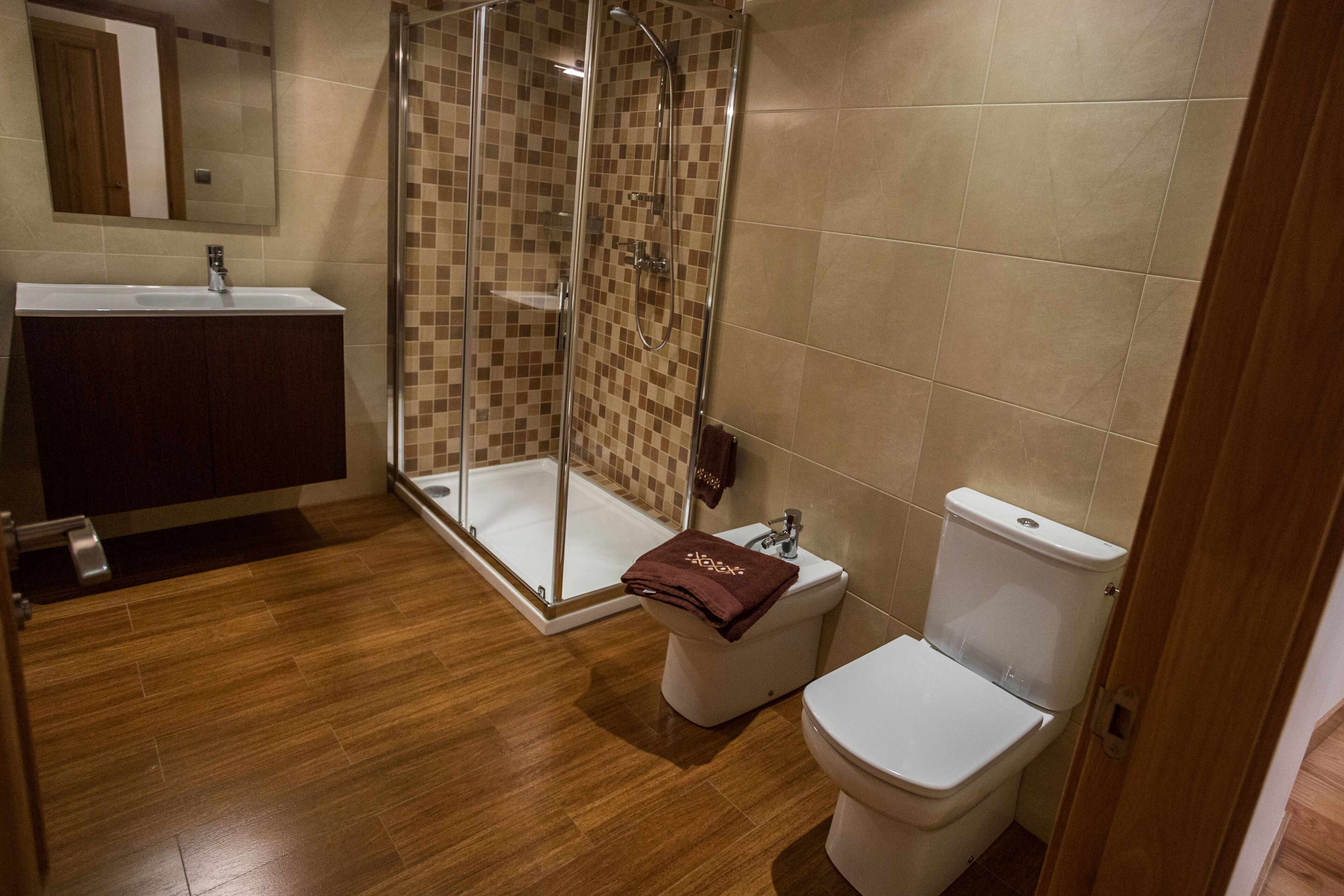 Ensemble douche/baignoire, sèche-cheveux, bidet, serviettes fournies
