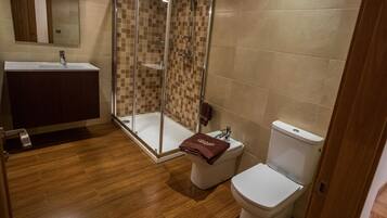 Ensemble douche/baignoire, sĂšche-cheveux, bidet, serviettes fournies
