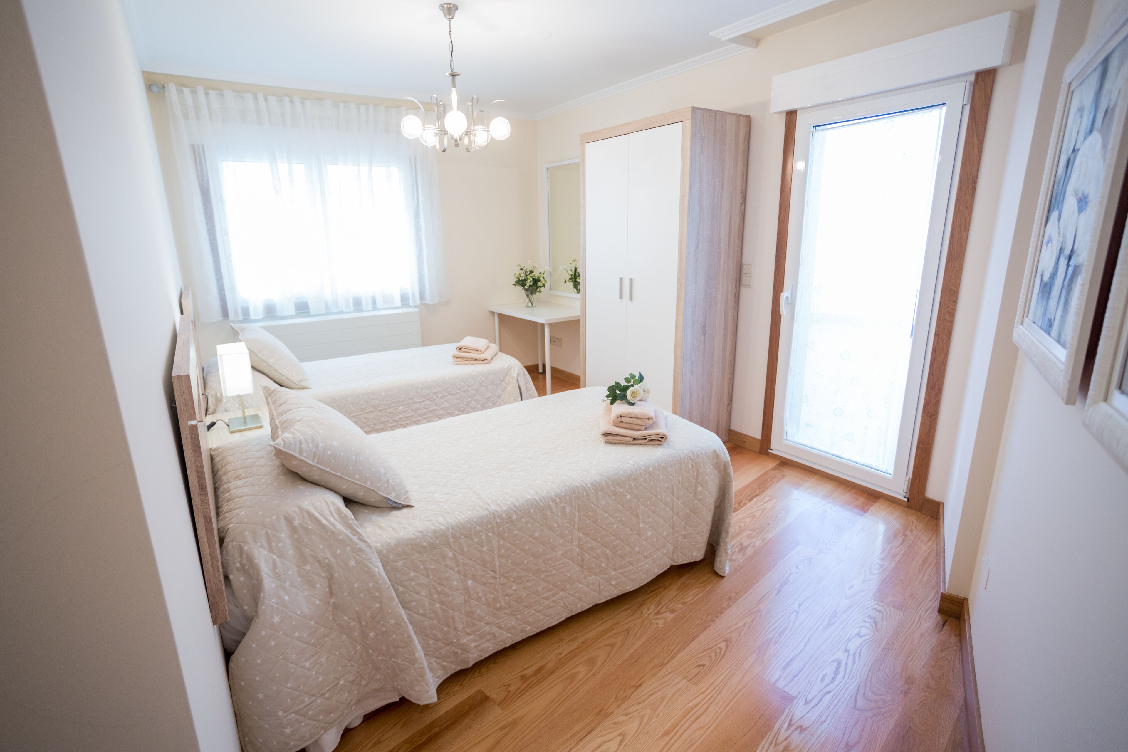 2 slaapkamers, een strijkplank/strijkijzer, gratis wifi, beddengoed