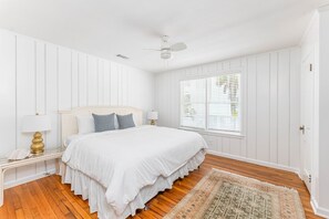 4 bedrooms, iron/ironing board, WiFi, bed sheets