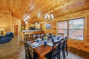 Dining - Close to Dolly, Pigeon Forge & Gatlinburg, Hot tub (Pigeon Forge)