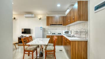 Departamento, 1 habitación | Cocina privada | Refrigerador con congelador, microondas, parrilla de estufa y tostadora