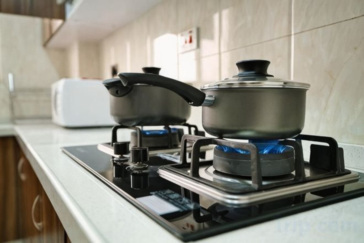 Private kitchen | Full-size fridge, microwave, stovetop, toaster
