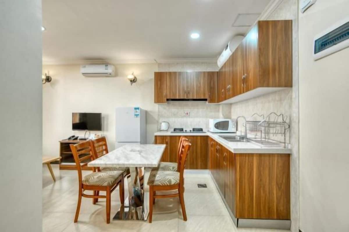 Private kitchen | Full-size fridge, microwave, stovetop, toaster