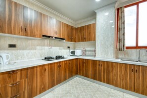 Apartamento, 2 habitaciones, vistas a la ciudad | Cocina privada | Frigorífico grande, microondas, placa de cocina y tostadora