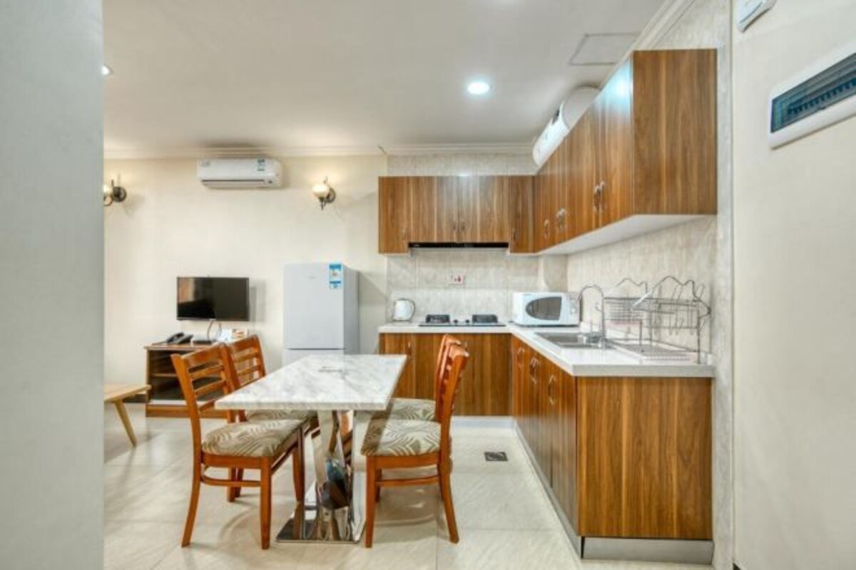 Private kitchen | Full-size fridge, microwave, stovetop, toaster
