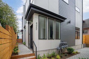 Exterior - Perch - Wallingford Place: Modern & Cozy Townhome w/ Parking & A/C (Seattle)