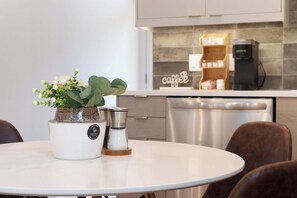 Dining - Perch - Wallingford Place: Modern & Cozy Townhome w/ Parking & A/C (Seattle)