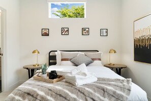 2 bedrooms, travel cot, free WiFi, bed sheets